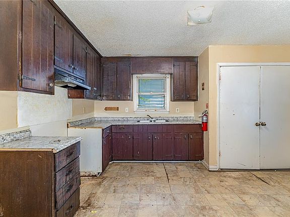 5th image of 907 Dillard St