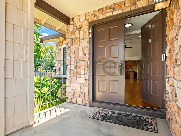 44 Bridlepath Ct — Photo 3