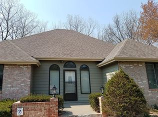 333 SW Whitehall Ln, Topeka, KS 66606