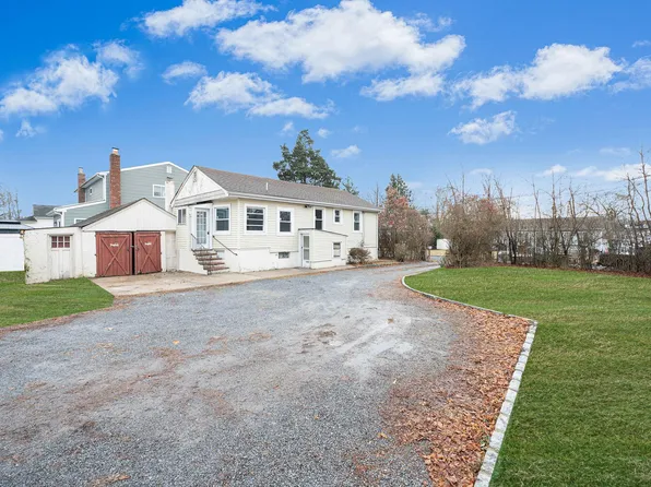 27 Mapleton Avenue, Farmingville, NY 11738