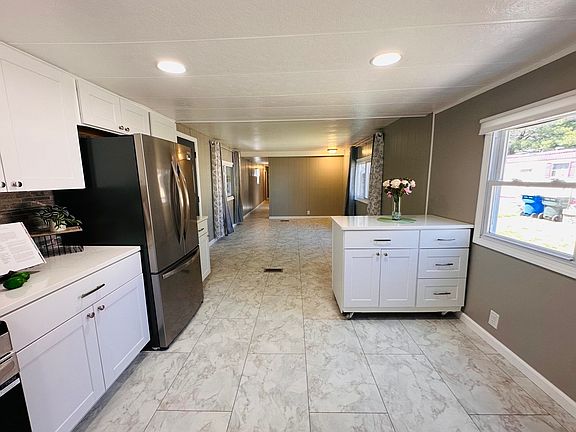 4th image of 11 Lamplighter Ln