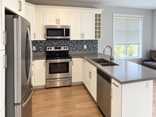 4 bedroom rental in Surrey — photo 3