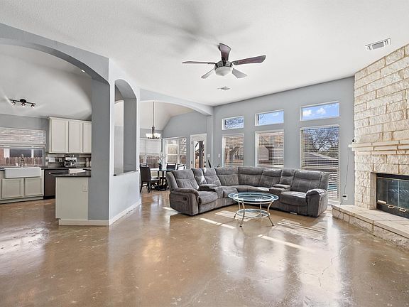 3rd image of 805 E Oxford Dr