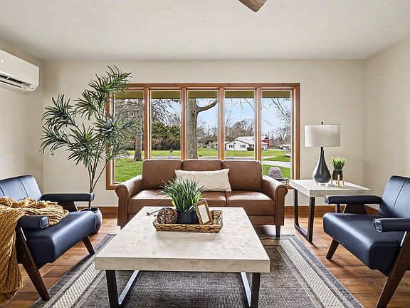 3rd image of 301 Woodland Dr