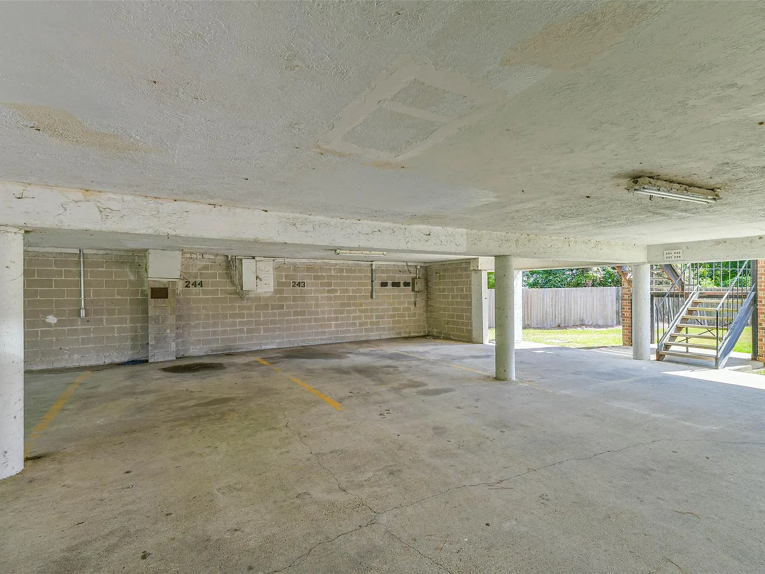 2 bed, 1.0 bath, 886 sqft, $1,400 — Photo 4
