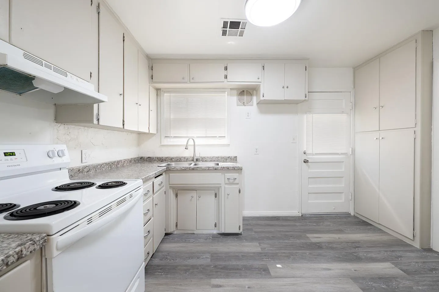 3 bed, 925 sqft, $1,200 — Photo 3