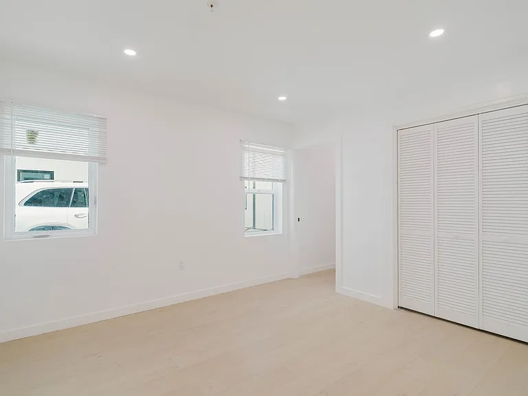 5648 1/4 Cartwright Ave — Photo 9