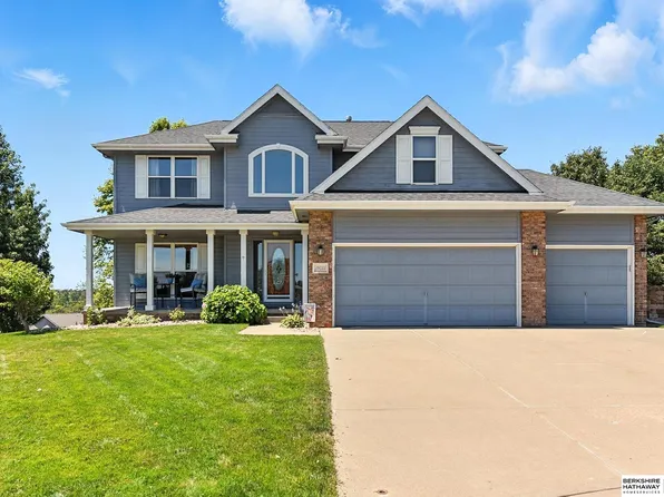 19533 Pearl Cir, Elkhorn, NE 68022