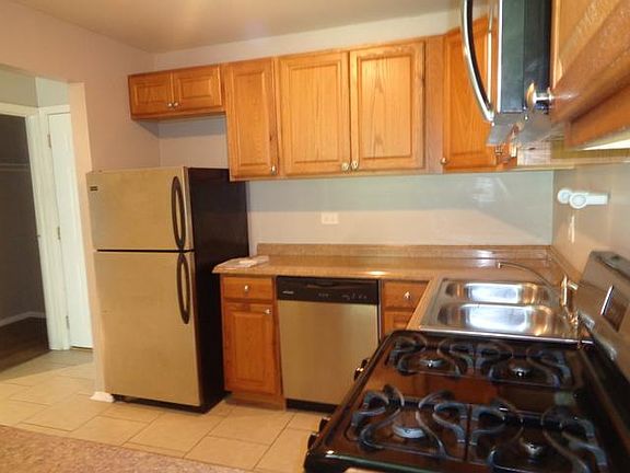 5th image of 16W585 Mockingbird Ln #303
