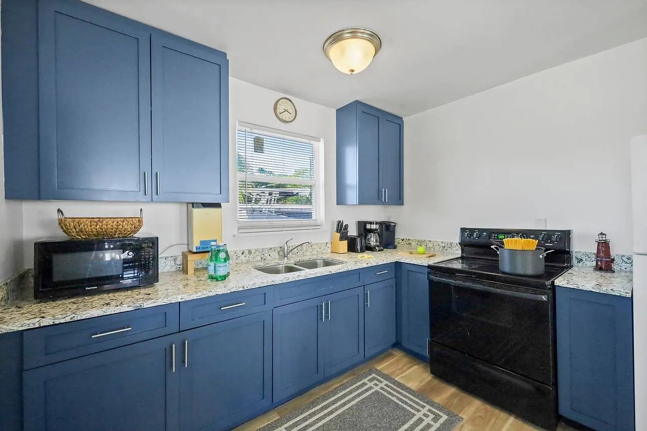 Studio, 300 sqft, $1,395 — Photo 1