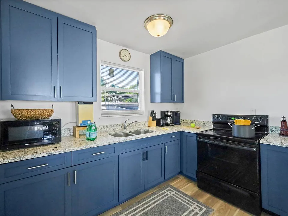 407 Mango Ave #1