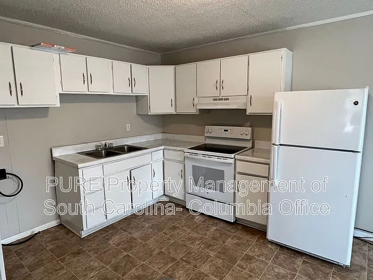 996 Chester St — Photo 8