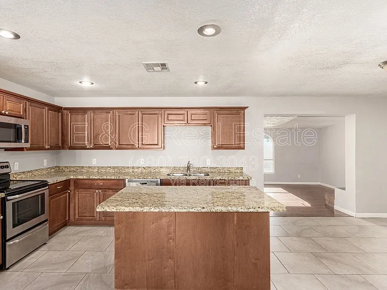 1708 N Daffodil St — Photo 16