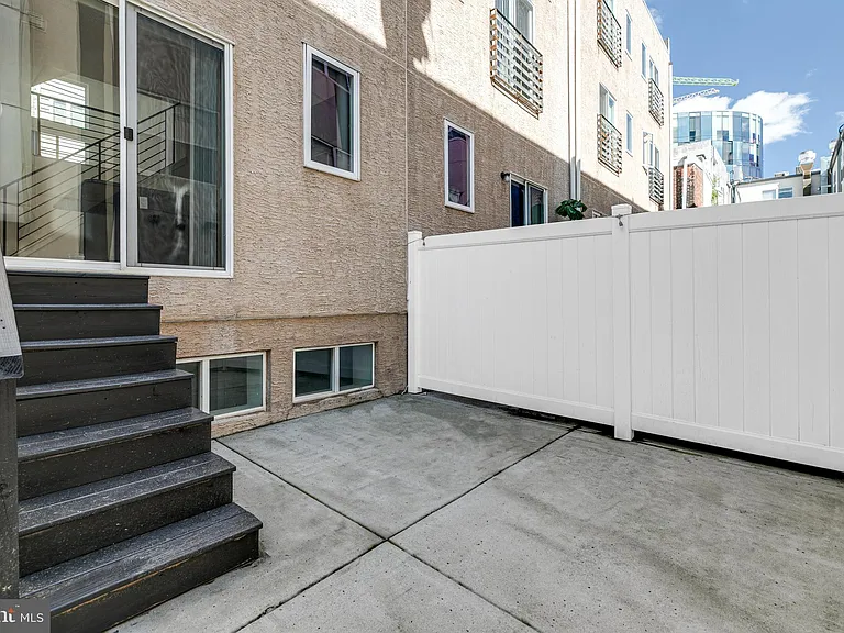228 W George St #218 — Photo 49