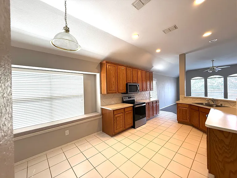 2075 Garden Crest Dr — Photo 5