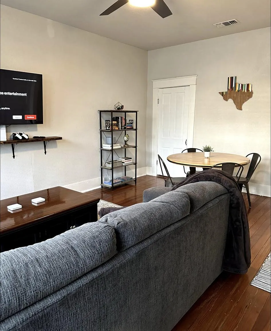 725 W Poplar St — Photo 2