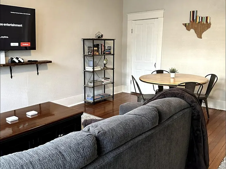 725 W Poplar St #1 — Photo 2