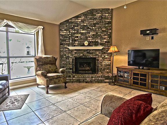 3rd image of 305 Pinnacle Dr