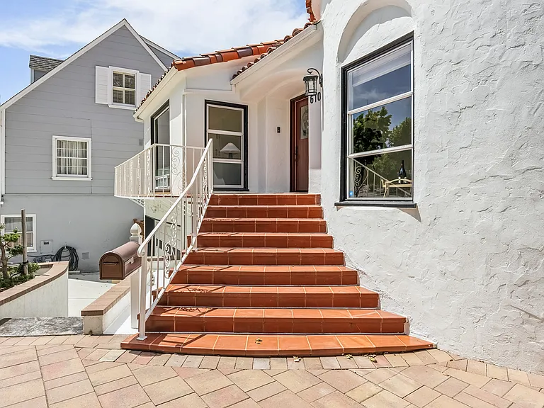 610 Hillcrest Blvd — Photo 4
