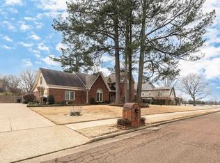 1199 Autumn Lake Dr, Collierville, TN 38017