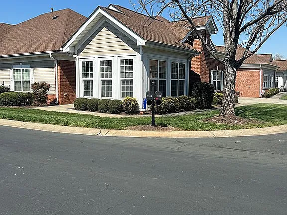 2118 N Castle Ct — exterior photo