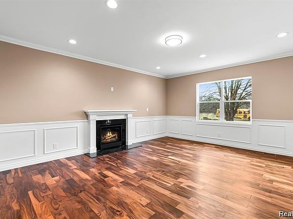 5th image of 21507 Randall St