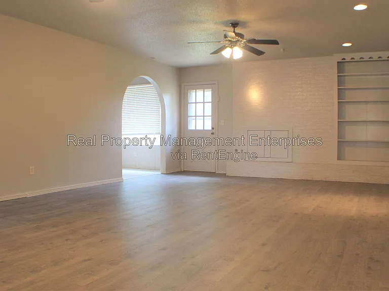10904 N Florida Ave — Photo 4