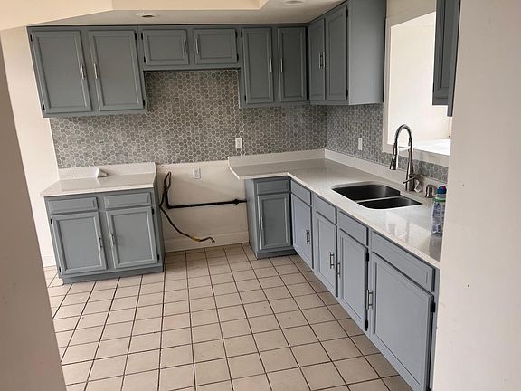 2nd image of 611 E 50th Pl Unit 2