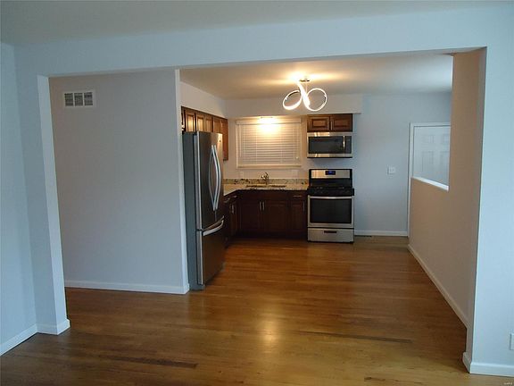 4th image of 127 W Marseille Dr