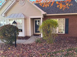 2105 Greystone Dr, Coraopolis, PA