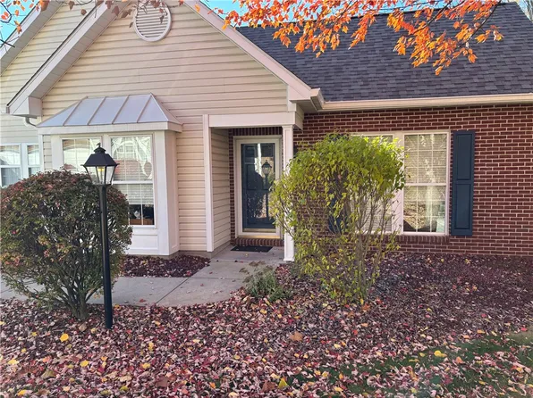 2105 Greystone Dr, Coraopolis, PA 15108