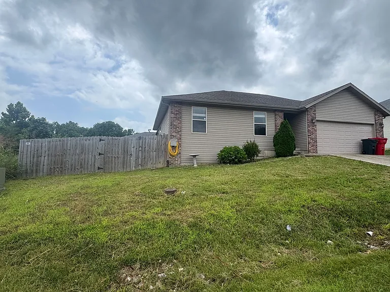16258 Hailey Ln — Photo 3