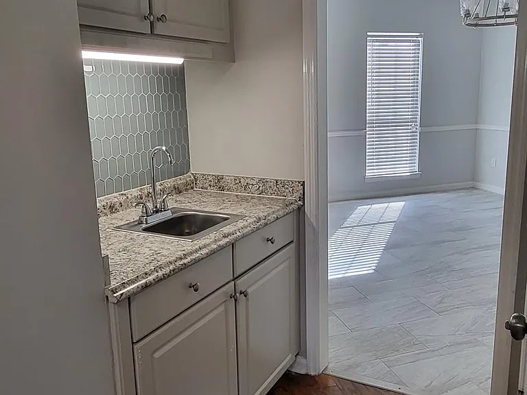 1118 Amberley Woods Dr — Photo 14