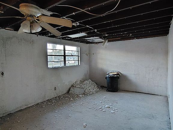 4th image of 2456 Andrews Ave