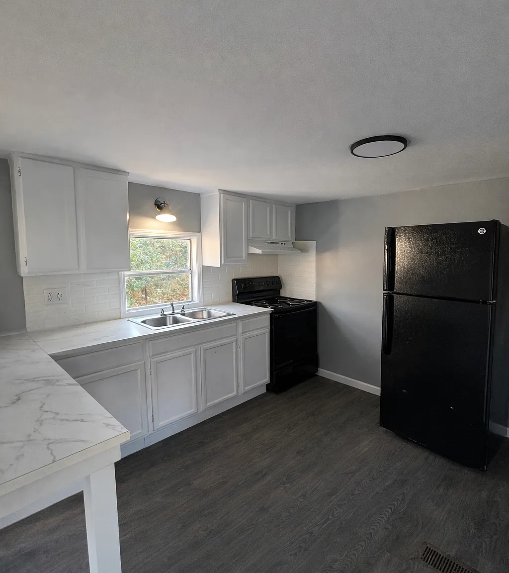 3 bed, 924 sqft, $1,085 — Photo 2