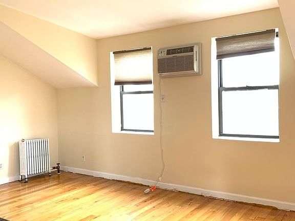 4th image of 572 Henry St APT 4