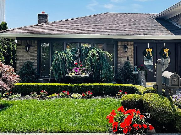 2nd image of 32 Leslie Ave