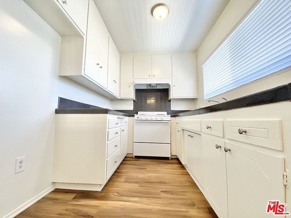 1st image of 1537 N Alexandria Ave #308