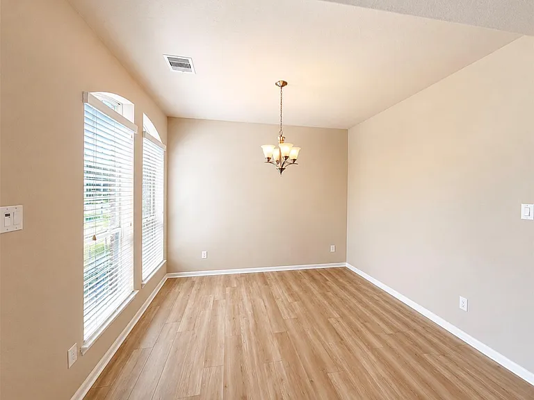 15618 Whisper Woods Dr — Photo 4
