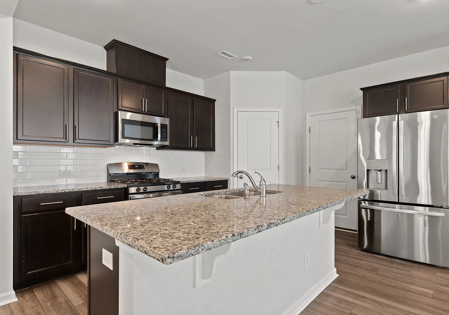 Beautiful 4-Bedroom Home Near Downtown Durham & RTP - **Internet Included — Photo 2