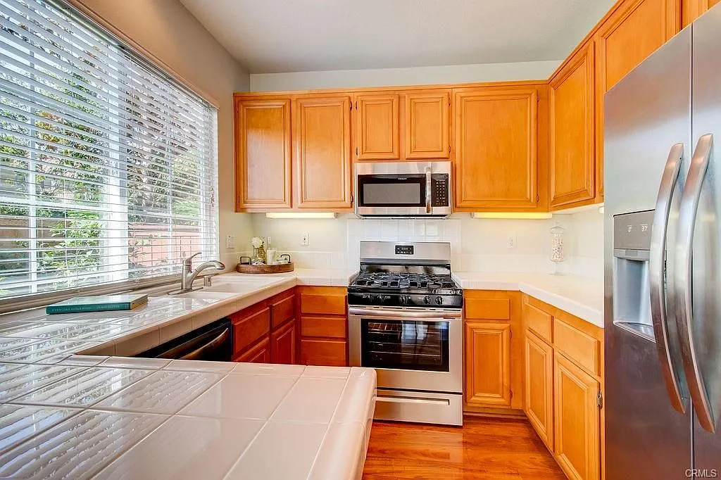 2 bed, 2.5 bath, 1166 sqft, $4,200 — Photo 4