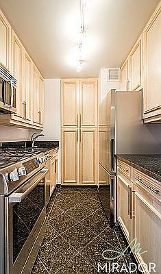 4th image of 145 W 67th St APT 46J