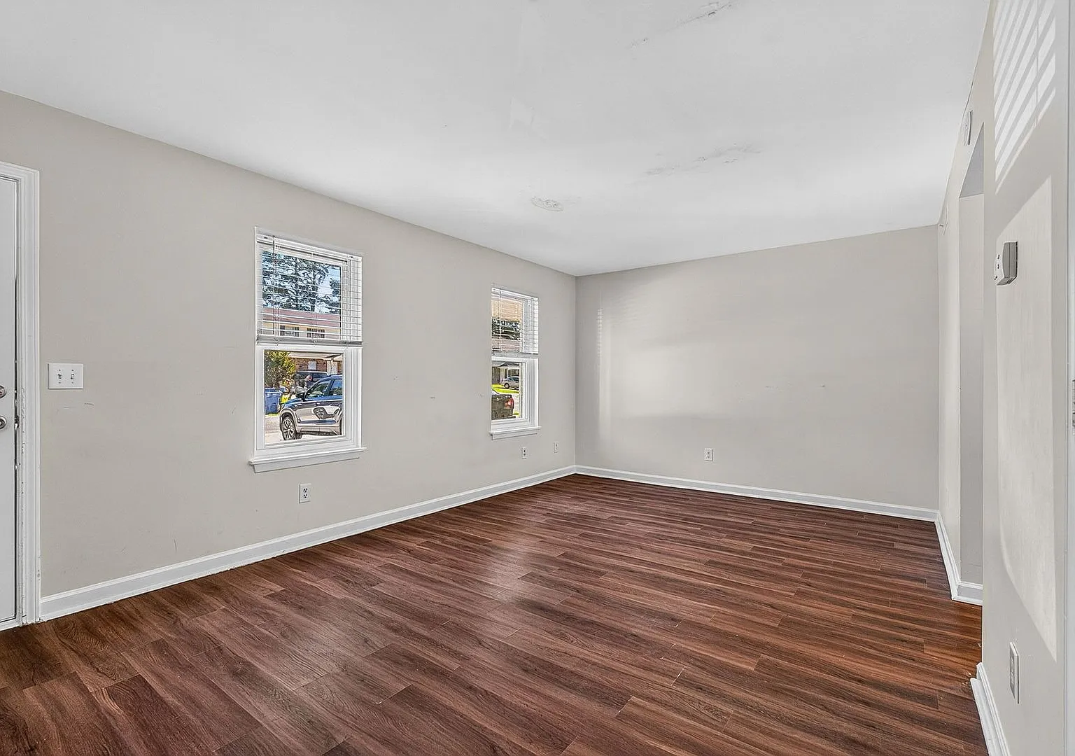 Convenient Living in Windsor Hill — Photo 4