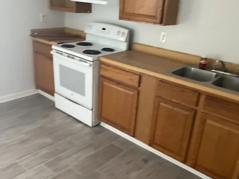 914 Railroad St #B — Photo 3