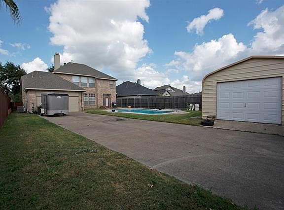 3rd image of 910 E Grubb Dr