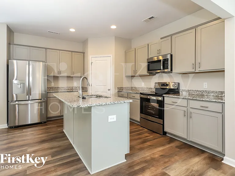 3748 Streamside Dr — Photo 11