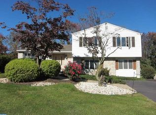 26 Rotterdam Rd W, Holland, PA 18966