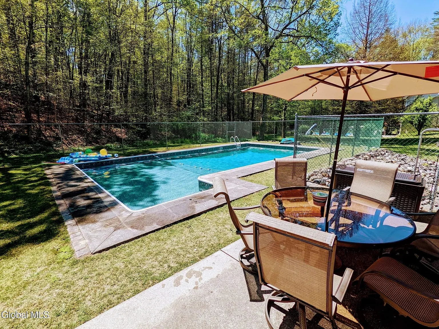 3 bed, 2.0 bath, 1564 sqft, $2,500 — Photo 2