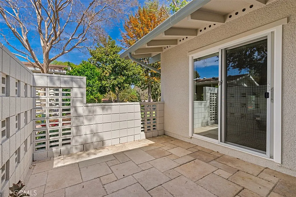 2 bed, 995 sqft, $3,300 — Photo 3
