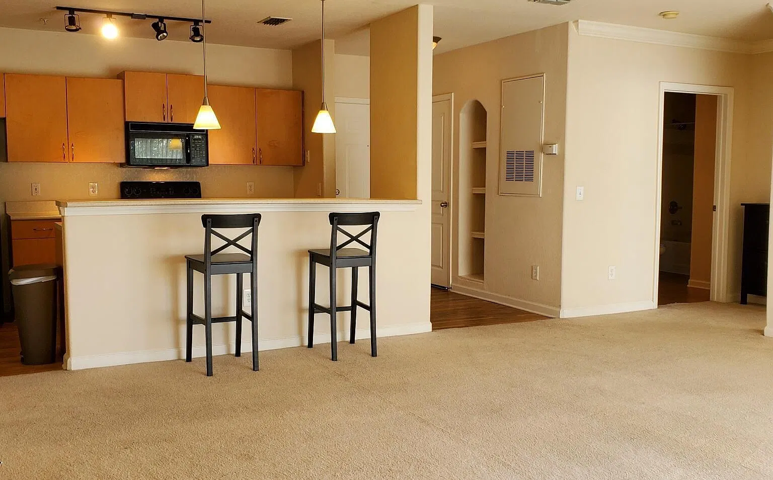 1 bed, 1.0 bath, 1040 sqft, $1,150 — Photo 2